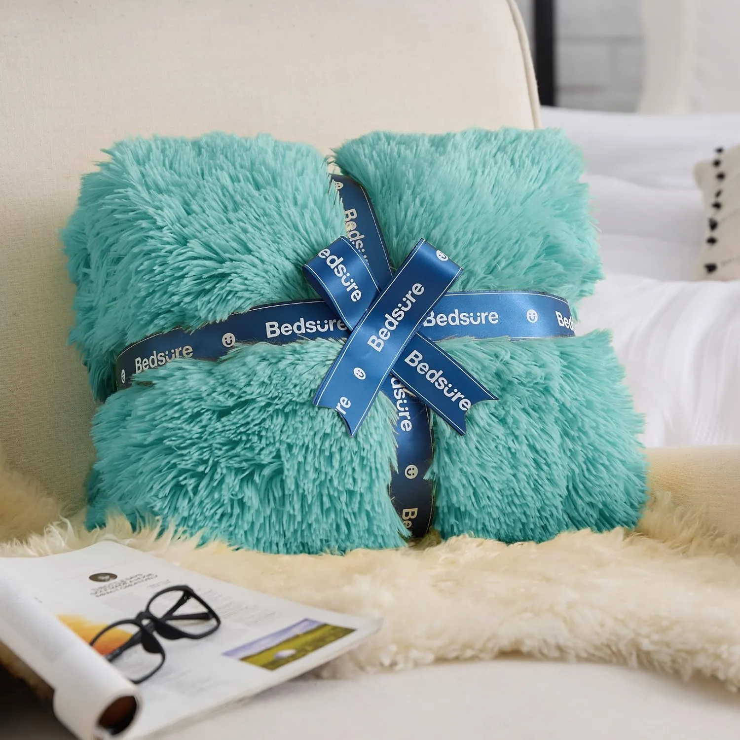 Bedsure Fluffy Green Throw Blanket Gifts for Women, Men, Soft Fleece Cozy Fuzzy Sherpa Plush Warm Minky Thick Faux Fur Throws for Couch, Bed, Green Decor Spring Blanket Gifts for Mom Dad, 50x60