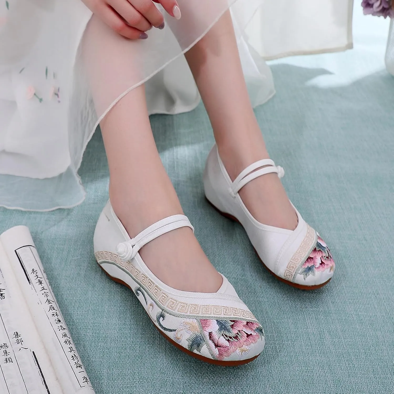 eYLun Women Embroidered Shoes Flats Floral Comfortable Ballet Flats Shoes Round Toe Mary Jane Shoes