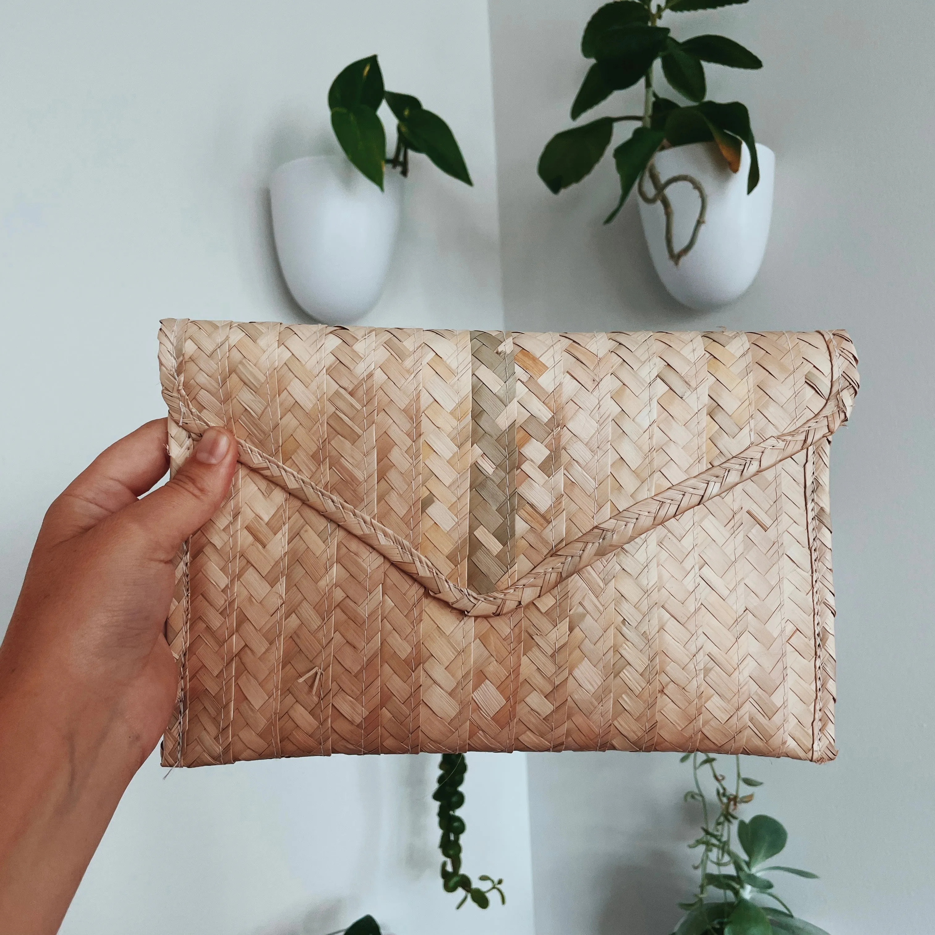 Palm straw clutch purse