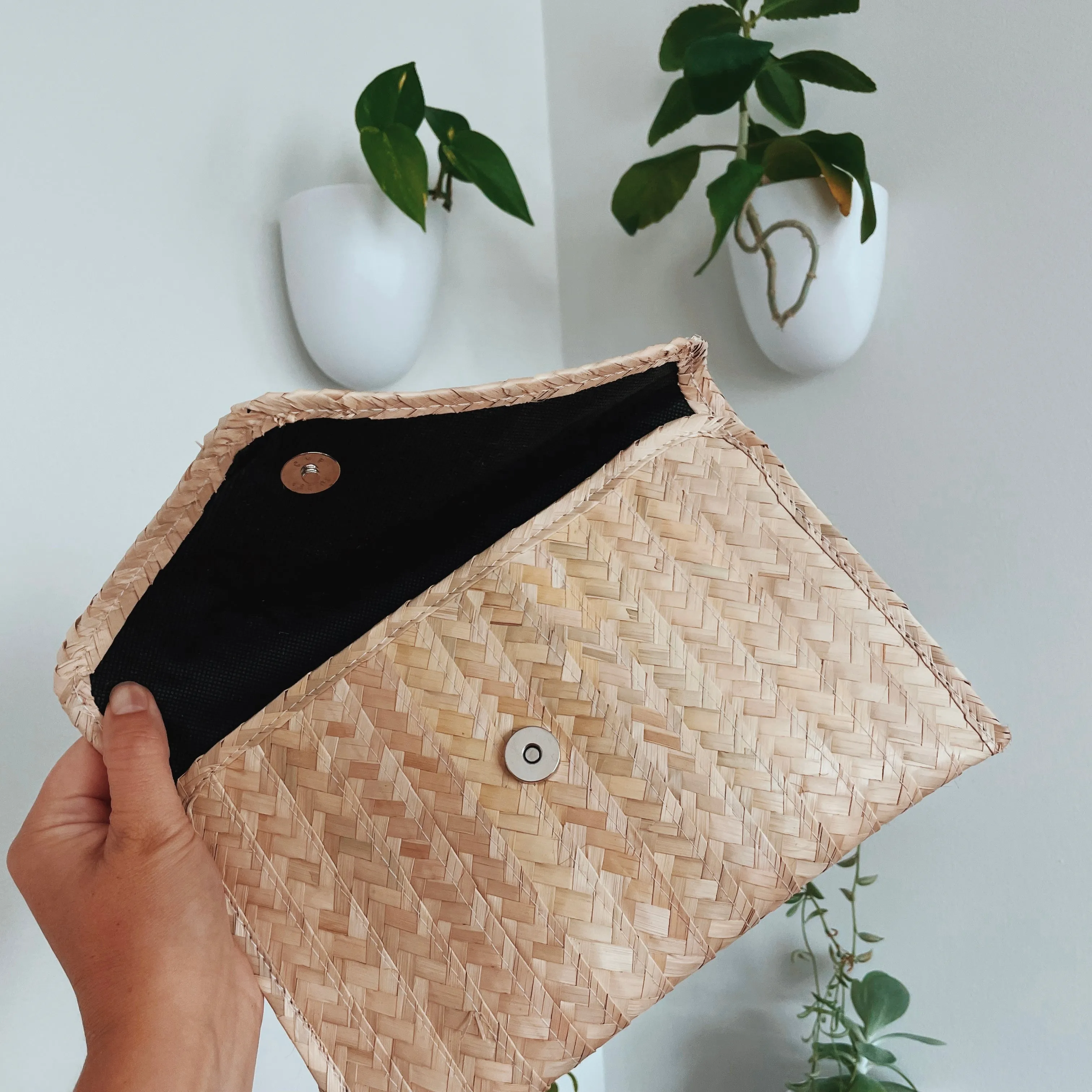 Palm straw clutch purse