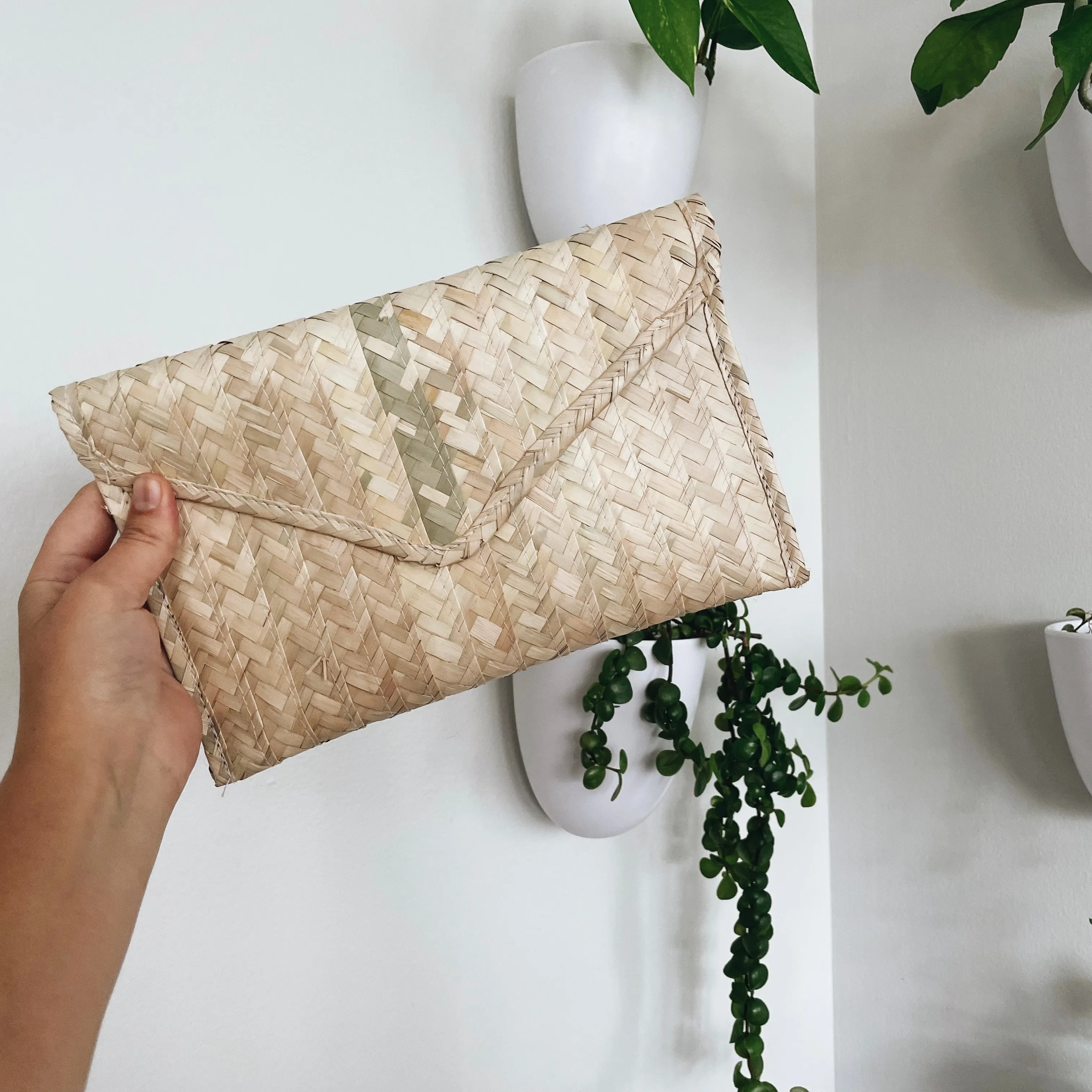Palm straw clutch purse