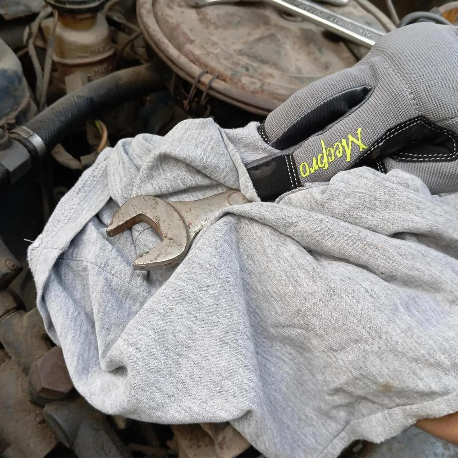 Recycled Gray T-Shirt Rags – Shop Bulk Cleaning Rags, Cotton Rags for Cleaning, Dusting & Polishing, for House, Wood, Paint, Oil, Window (10 lbs. Bag)
