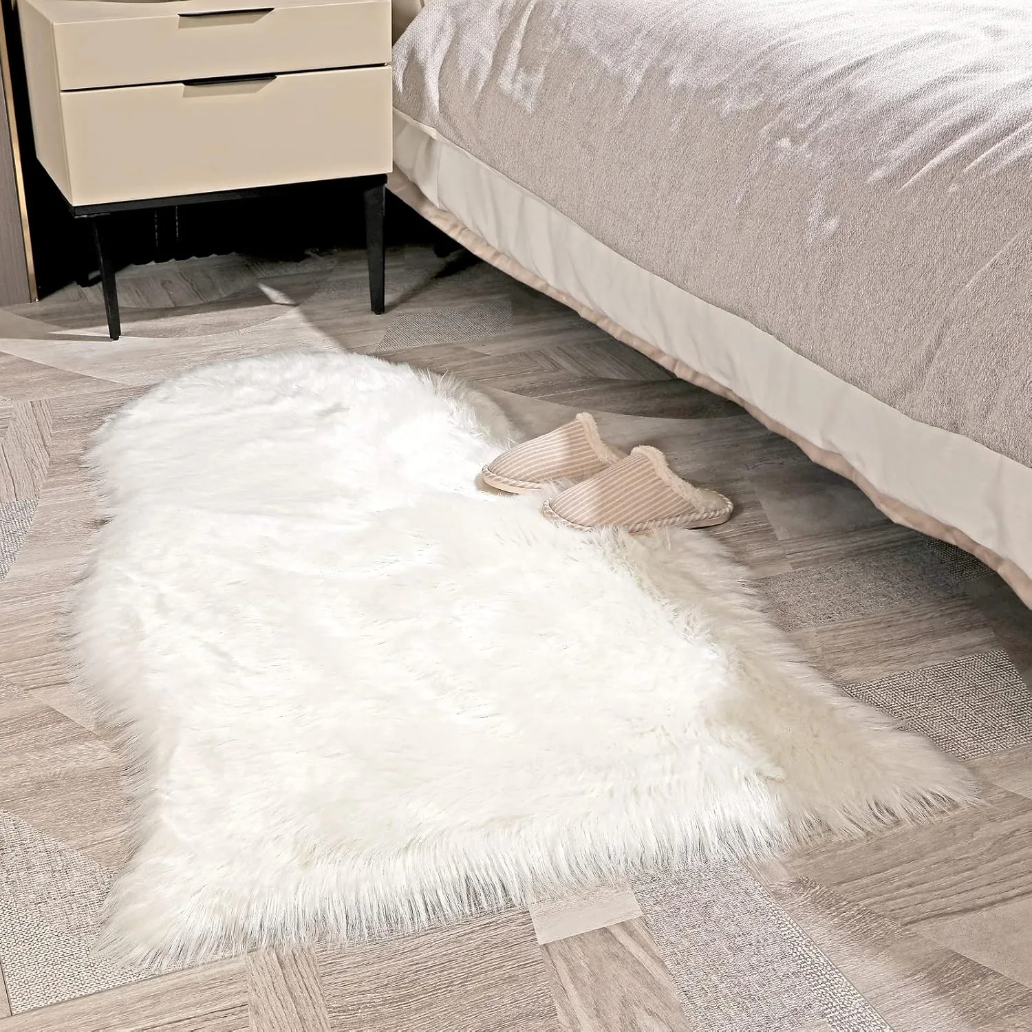 White Faux Fur Rug，Faux Sheepskin Fur Seat Covers,White Fluffy Area Rug Decor Throw Rug Carpets for Bedroom Living Room 2 x 3 Feet