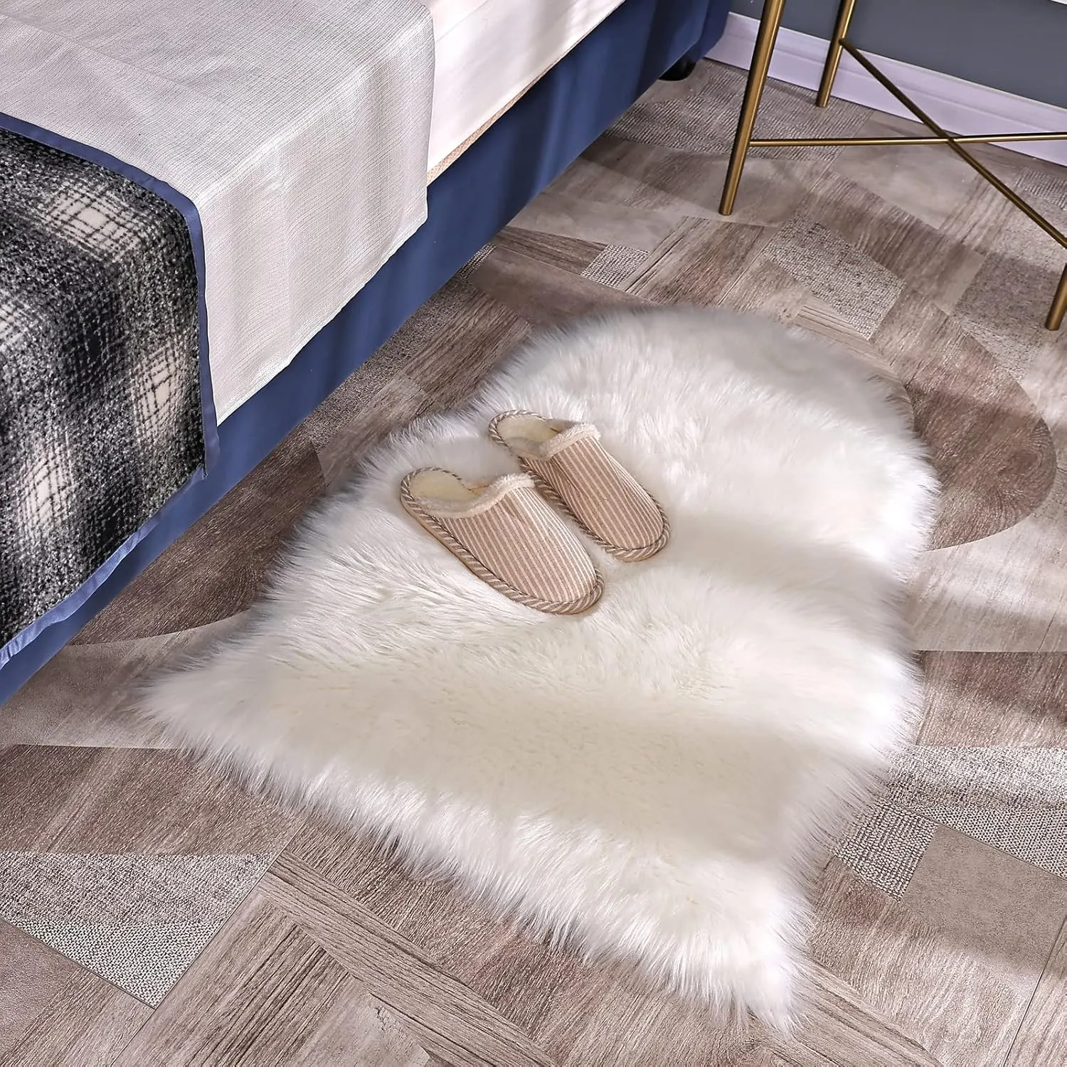 White Faux Fur Rug，Faux Sheepskin Fur Seat Covers,White Fluffy Area Rug Decor Throw Rug Carpets for Bedroom Living Room 2 x 3 Feet