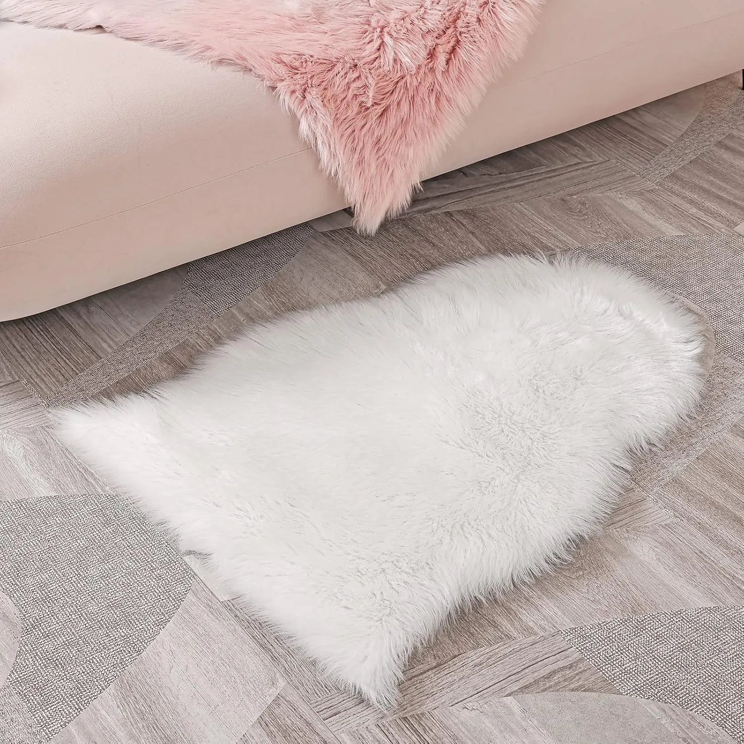 White Faux Fur Rug，Faux Sheepskin Fur Seat Covers,White Fluffy Area Rug Decor Throw Rug Carpets for Bedroom Living Room 2 x 3 Feet