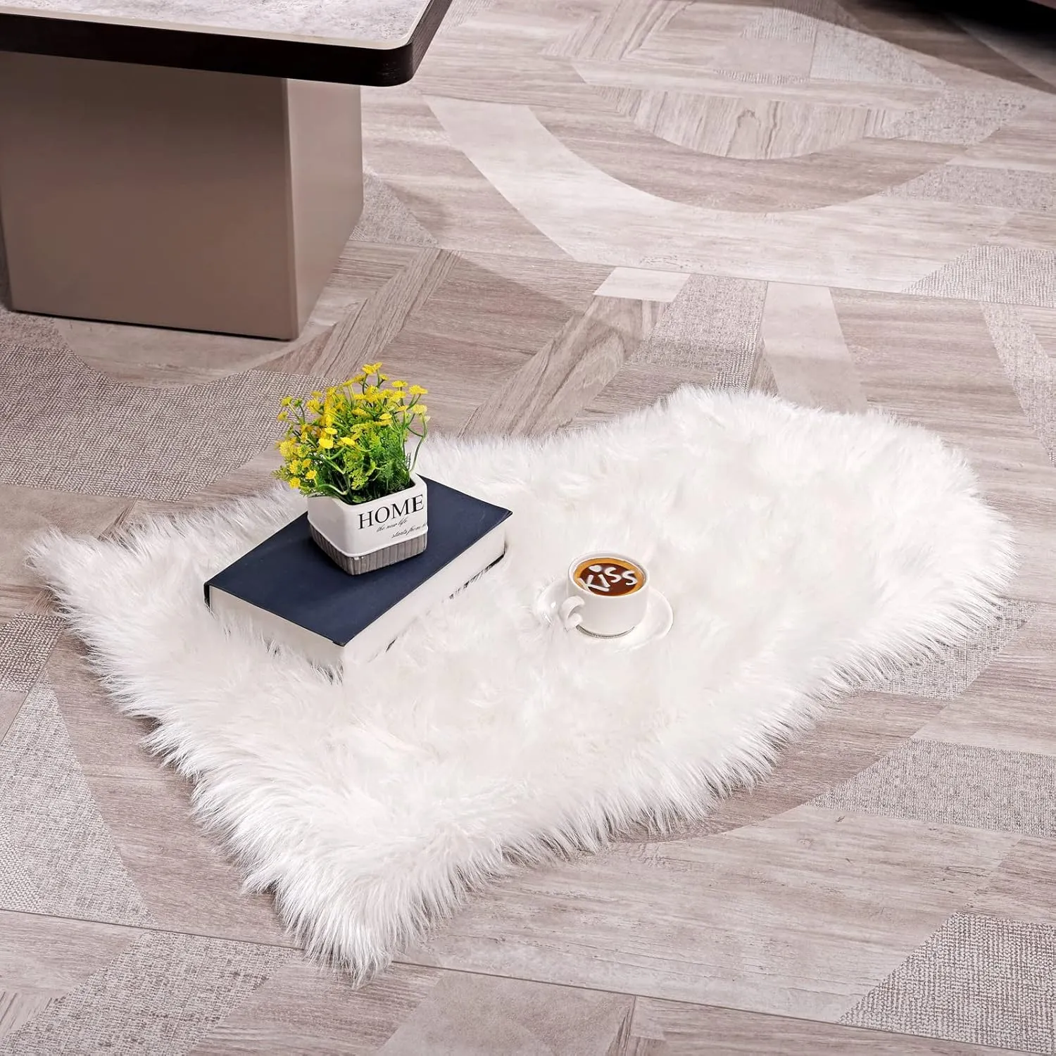 White Faux Fur Rug，Faux Sheepskin Fur Seat Covers,White Fluffy Area Rug Decor Throw Rug Carpets for Bedroom Living Room 2 x 3 Feet